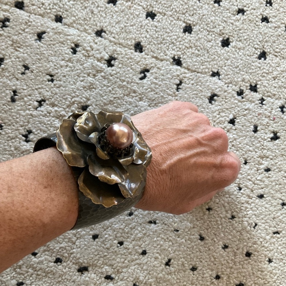 Ollipop bronze flower cuff with blush pearl center - Picture 3 of 7